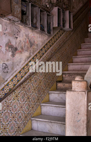 Escalier dans bâtiment ancien à La Havane, Cuba. Banque D'Images