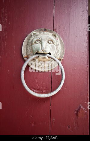 Heurtoir dans Lion sur style ancien porte chinoise Banque D'Images