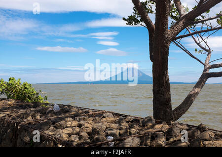 Une vue sur l''ometepe pics volcaniques depuis le port de Rivas à travers les eaux du lac Nicaragua Banque D'Images