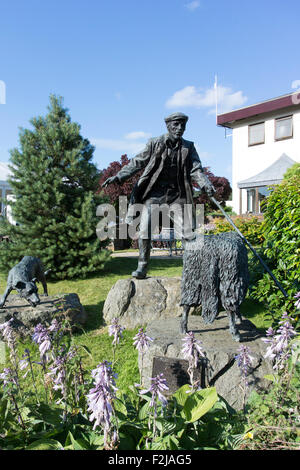 Statue en bronze de Shepherd et collie berger avec un mouton au Royal Welsh Showground, au Pays de Galles. Banque D'Images