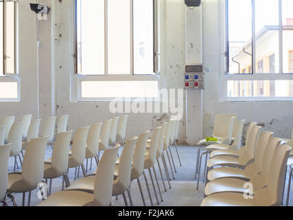 Chaises blanc vide avant la conférence Banque D'Images