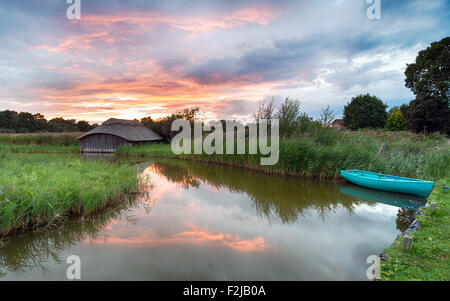 Un joli hangar à bateaux en roseaux sur chaume Hickling large à Norfolk Banque D'Images