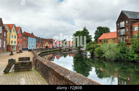 Maisons de ville colorée à quai, surplombant la rivière Wensum à Norwich, Norolk Banque D'Images