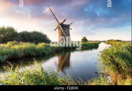 Les ruines de l'Brograve moulin sur les Norfolk Broads en mer Palling Banque D'Images