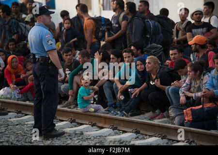 Tovarnik, Croatie. 19 Sep, 2015. Les agents de police se tenir entre les réfugiés en attente et un train en Tovarnik, Croatie, 19 septembre 2015. Photo : Marijan Murat/dpa/Alamy Live News Banque D'Images