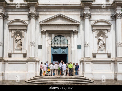 Les gens se sont réunis à l'extérieur de l'église de Saint Roch, Campo San Rocco, San Polo, Venise, Italie Banque D'Images