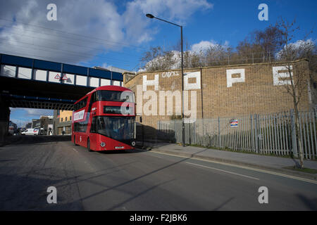 New London Routemaster bus sur York Way près de King's Cross Londres graffiti passant d'afficher le message d'ESPOIR Banque D'Images