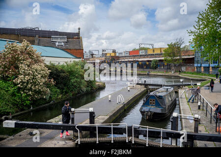 Portes d'écluse et canal bateau sur Regent's Canal près de Camden Lock et du marché de Londres Angleterre près de Viacom MTV studios Banque D'Images