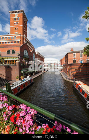 Le pont sur le canal à Brindley place en direction de la NIA à Birmingham, Angleterre Banque D'Images