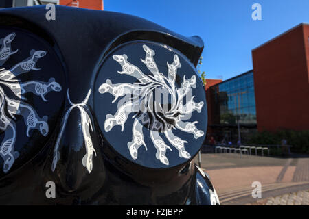 La sculpture de hibou « Bone Ranger » devant l'École d'informatique du campus de l'Université de Birmingham, qui fait partie du Big Hoot Birmingham 2015 Banque D'Images