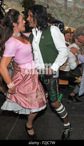 Munich, Allemagne. 20 Sep, 2015. L'actrice Christine Neubauer et son partenaire Jose Campos s'amuser au traditionnel rassemblement de célébrité dans une bière Birgitt Wolff tente à la 182ème Oktoberfest à Munich, Allemagne, 20 septembre 2015. Le plus grand festival de la bière qui se déroulera jusqu'au 04 octobre 2015 devrait attirer quelque 6 millions de visiteurs de partout dans le monde cette année. Photo : URSULA DUEREN/dpa/Alamy Live News Banque D'Images