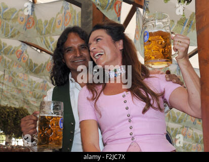Munich, Allemagne. 20 Sep, 2015. L'actrice Christine Neubauer et son partenaire Jose Campos s'amuser au traditionnel rassemblement de célébrité dans une bière Birgitt Wolff tente à la 182ème Oktoberfest à Munich, Allemagne, 20 septembre 2015. Le plus grand festival de la bière qui se déroulera jusqu'au 04 octobre 2015 devrait attirer quelque 6 millions de visiteurs de partout dans le monde cette année. Photo : URSULA DUEREN/dpa/Alamy Live News Banque D'Images