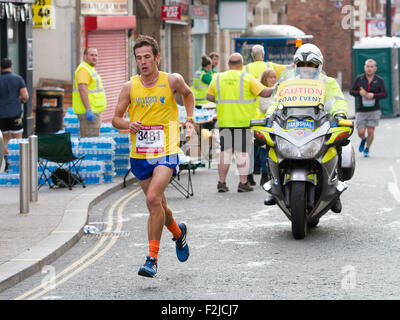 Warrington, Royaume-Uni. 20 Septembre, 2015. Vainqueur de l'anglais Half Marathon 2015 arrive à la fin de l'obtention de crédits de cours : John Hopkins/Alamy Live News Banque D'Images