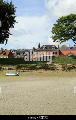 Quai Digue N de la Baie de Somme à St Valery en arrière-plan, St Valery sur Somme, Somme, Picardie, France Banque D'Images