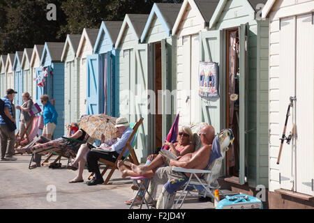 Avon Beach, Dorset, UK. 20 Septembre, 2015. Météo France : Les gens apprécient la surprise le temps chaud le long d'Avon Beach, sur la côte sud de l'anglais à la fin de septembre. Crédit : Jeff Gilbert/Alamy Live News Banque D'Images