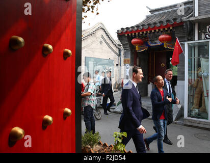 Beijing, Chine. 20 Sep, 2015. Ministre des finances britannique, George Osborne (3e R) visites Wudaoying Hutong de Beijing, capitale de la Chine, le 20 septembre 2015. George Osborne est arrivé à Beijing le dimanche et a commencé sa visite d'une semaine en Chine. Credit : Yin Gang/Xinhua/Alamy Live News Banque D'Images