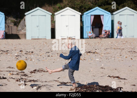 Avon Beach, Dorset, UK. 20 Septembre, 2015. Météo France : Les gens apprécient la surprise le temps chaud le long d'Avon Beach, sur la côte sud de l'anglais à la fin de septembre. Crédit : Jeff Gilbert/Alamy Live News Banque D'Images