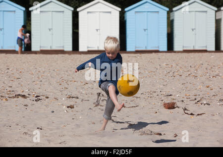 Avon Beach, Dorset, UK. 20 Septembre, 2015. Météo France : Les gens apprécient la surprise le temps chaud le long d'Avon Beach, sur la côte sud de l'anglais à la fin de septembre. Crédit : Jeff Gilbert/Alamy Live News Banque D'Images