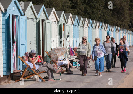 Avon Beach, Dorset, UK. 20 Septembre, 2015. Météo France : Les gens apprécient la surprise le temps chaud le long d'Avon Beach, sur la côte sud de l'anglais à la fin de septembre. Crédit : Jeff Gilbert/Alamy Live News Banque D'Images