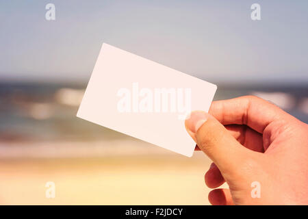 Retro Photo of Man Hand Holding carte vierge sur la plage d'été Banque D'Images