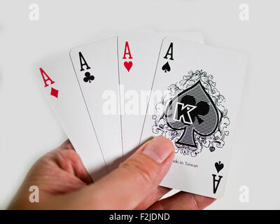 Une main de poker gagnante de quatre as de cartes à jouer sur les combinaisons de couleur blanche. Banque D'Images
