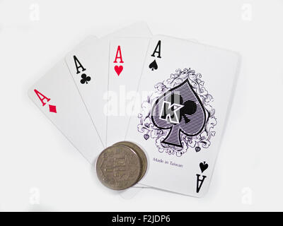 Une main de poker gagnante de quatre as de cartes à jouer sur les combinaisons de couleur blanche. Banque D'Images