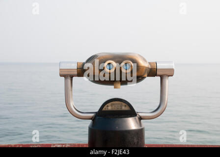 Jumelles en laiton à monnayeur pour visualiser les objets sur le lac Ontario, à la fin de la jetée sud sur le Centre de Toronto Island Park. Banque D'Images