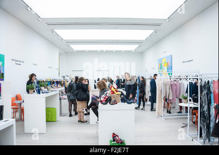 Londres, Royaume-Uni. 20 septembre 2015. Ecope Londres s'ouvre à la Saatchi Gallery à Chelsea. Les trois jours de mode international se déroule parallèlement à la Semaine de la mode de Londres et présente des acheteurs avec la chance de rencontrer un groupe organisé avec soin de 150 designers présentant de nouvelles étiquettes et établis aux côtés des expositions d'art moderne. crédit : Stephen Chung/Alamy Live News Banque D'Images