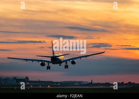 London Heathrow, 19 septembre 2015. Un Airbus A330 terres comme le soleil se couche à l'aéroport d'Heathrow à Londres Crédit : Paul Davey/Alamy Live News Banque D'Images