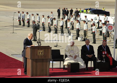 Le président israélien Shimon Peres parle lors de la cérémonie d'accueil pour le Pape François dans l'aéroport Ben Gourion Banque D'Images