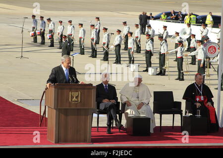 PM d'Israël Netanyahou prend la parole à la cérémonie d'accueil pour le Pape François dans l'aéroport Ben Gourion Banque D'Images