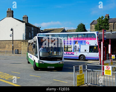 En bus la gare routière de Otley, West Yorkshire, England UK Banque D'Images