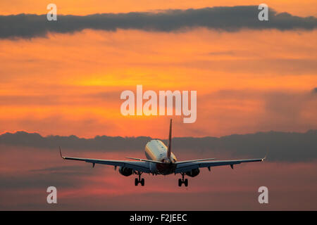 London Heathrow, 19 septembre 2015. Un Airbus A320 terres comme le soleil se couche sur la piste de Londres Heathrow 27R. Crédit : Paul Davey/Alamy Live News Banque D'Images