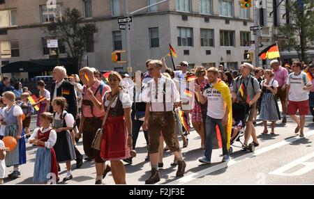 New York, USA. 19 Sep, 2015. L'allemand américains prennent part à la Parade Steuben à New York, États-Unis, 19 septembre 2015. Le traditionnel défilé sur la Cinquième Avenue à Manhattan est considéré comme le plus grand événement organisé par l'Allemand américains. Photo : Chris Melzer/dpa/Alamy Live News Banque D'Images