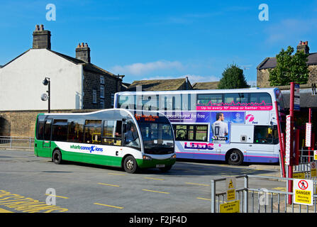 En bus la gare routière de Otley, West Yorkshire, England UK Banque D'Images