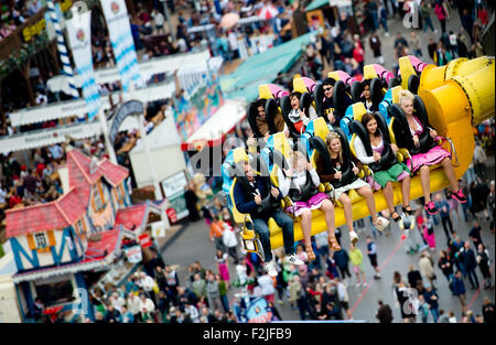 Munich, Allemagne. 20 Sep, 2015. Les visiteurs apprécient eux-mêmes sur un champ de foire ride à la 182ème Oktoberfest à Munich, Allemagne, 20 septembre 2015. Le plus grand festival de la bière qui se déroulera jusqu'au 04 octobre 2015 devrait attirer quelque 6 millions de visiteurs de partout dans le monde cette année. Photo : SVEN HOPPE/dpa/Alamy Live News Banque D'Images