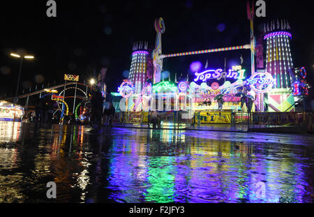 Munich, Allemagne. 19 Sep, 2015. Manèges forains de la 182ème Oktoberfest à Munich, Allemagne, 19 septembre 2015. Le plus grand festival de la bière qui se déroulera jusqu'au 04 octobre 2015 devrait attirer quelque 6 millions de visiteurs de partout dans le monde cette année. Photo : FELIX HOERHAGER/dpa/Alamy Live News Banque D'Images