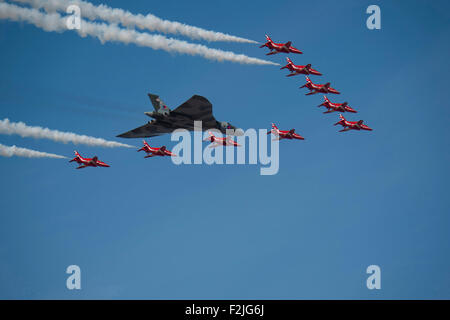 XH558 Vulcan de la RAF en formation avec des flèches rouges display team de Southport airshow 19 Septembre 2015 Banque D'Images