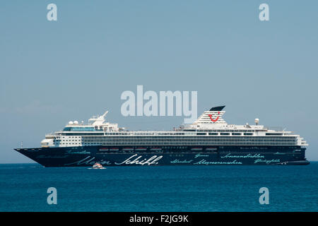 Le navire de croisière 'Mein Schiff 2' est l'ancre dans la mer au large de la côte de Rhodes. Kreuzfahrtschiff 'Mein Schiff 2' Banque D'Images