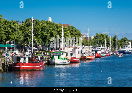 Port de Rostock (Allemagne) avec bateaux de pêche Banque D'Images