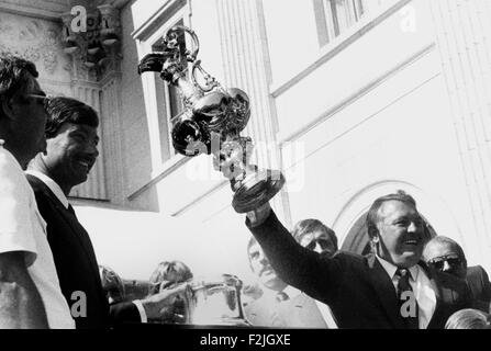 AJAX NOUVELLES PHOTOS - 1983 - AMERICA'S CUP - Gagnants - Fête (L-R) JOHN BERTRAND (AUS) ET ALAN BOND CÉLÈBRENT LEUR VICTOIRE DE LA CÉLÈBRE AULD MUG À Newport, Rhode Island. PHOTO:ADRIAN MORGAN/AJAX REF:HDD/peo/Bond/AMCUP83 Banque D'Images