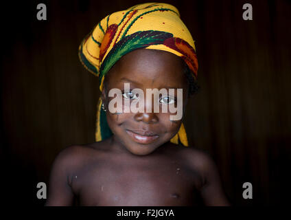 Le Bénin, en Afrique de l'Ouest, Onigbolo Isaba, tribu de holi fille aux tatouages faciaux traditionnels et des cicatrices portrait Banque D'Images