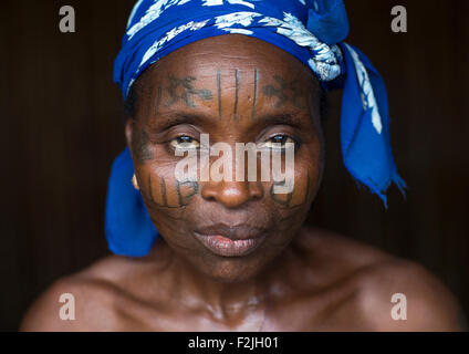 Le Bénin, en Afrique de l'Ouest, Onigbolo Isaba, tribu de holi recouverte avec des tatouages faciaux et des cicatrices Banque D'Images