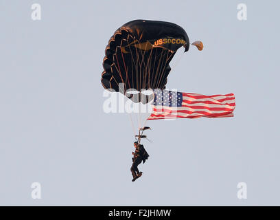 Washington, DC, USA. 19 Sep, 2015. 20150919 - Un parachutiste de l'armée américaine effectue plus de RFK Stadium de Washington, DC, avant un match entre D.C. United MLS et Columbus Crew Équipage SC, SC a battu United, 2-1. © Chuck Myers/ZUMA/Alamy Fil Live News Banque D'Images