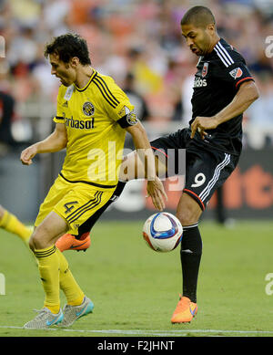 Washington, DC, USA. 19 Sep, 2015. 20150919 - D.C. United Alvaro Saboru (9) travaille le ballon derrière Columbus Crew SC defender Michael Parkhurst (4) dans la première moitié au Stade RFK à Washington. SC a défait l'équipe United, 2-1. © Chuck Myers/ZUMA/Alamy Fil Live News Banque D'Images