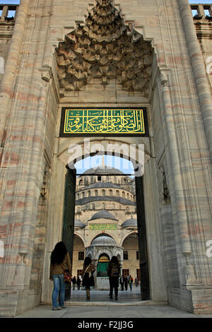 L'une des portes (du côté de l'Hippodrome) de la cour de la mosquée bleue (mosquée Sultan Ahmed), Istanbul, Turquie Banque D'Images