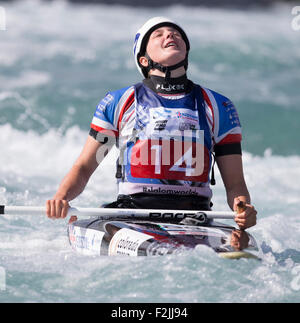 Lee Valley, London, UK. 20 Sep, 2015. Championnat du monde de slalom en canoë. Jour 5. C1 Les femmes, Eilidh Gibson (GBR) s'incline la tête en arrière après avoir franchi la ligne d'arrivée et de finition en 5e place dans la finale femmes C1. Credit : Action Plus Sport/Alamy Live News Banque D'Images