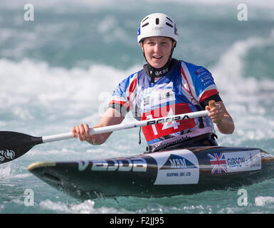 Lee Valley, London, UK. 20 Sep, 2015. Championnat du monde de slalom en canoë. Jour 5. C1 Les femmes, Eilidh Gibson (GBR) vérifie le tableau d'après le passage de la ligne d'arrivée et de finition en 5e place dans la finale femmes C1. Credit : Action Plus Sport/Alamy Live News Banque D'Images