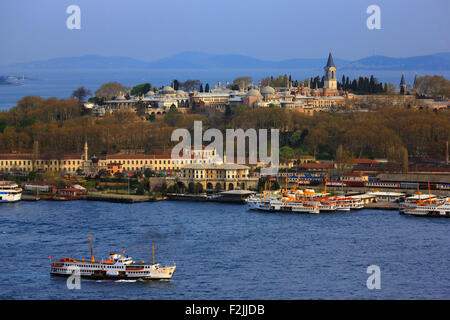 Vue sur le palais de Topkapi de la tour de Galata. Vous pouvez également voir la gare de Sirkeci. Istanbul, Turquie Banque D'Images