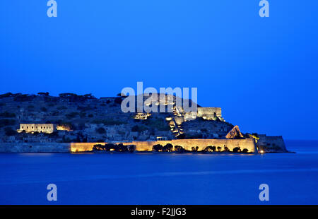 L'île de Spinalonga et son château, ancienne léproserie, dans la baie de Mirabello, préfecture de Lassithi, Crète, Grèce Banque D'Images